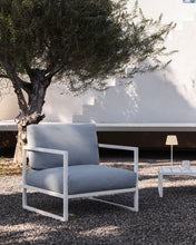Load image into Gallery viewer, Comova 100% outdoor armchair in blue and white aluminium - image 5