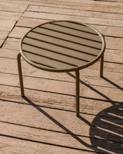 Load image into Gallery viewer, Joncols outdoor aluminium side table with powder coated green finish, Ø 60 cm - image 5