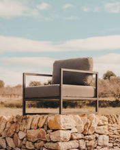 Load image into Gallery viewer, Comova 100% outdoor armchair in light grey and green aluminium - image 7