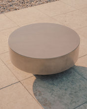 Load image into Gallery viewer, Garbet cement coffee table, Ø 80 cm - image 3