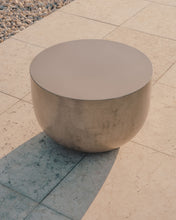 Load image into Gallery viewer, Garbet cement coffee table, Ø 60 cm - image 3