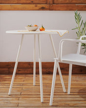 Load image into Gallery viewer, Montjoi round outdoor table in steel with a white finish, Ø 70 cm - image 3