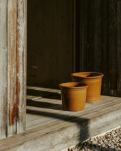 Load image into Gallery viewer, Presili set of 2 ceramic planters with glazed mustard finish Ø 37 / 47 cm - image 3
