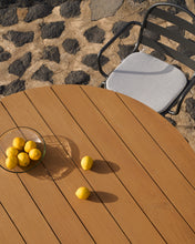 Load image into Gallery viewer, Tudons round outdoor table in aluminium in a grey and teak finish, Ø120 cm FSC 100% - image 4