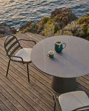Load image into Gallery viewer, Tudons outdoor table in aluminium in a green ceramic table top, Ø120 cm - image 3