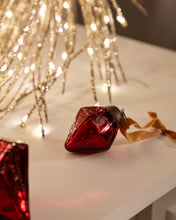 Load image into Gallery viewer, Argin set of 4 hanging ornaments made of red recycled glass, 6 cm - image 2