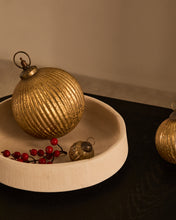 Load image into Gallery viewer, Elur set of 2 medium-sized Christmas baubles made of gold recycled glass, Ø 10 cm - image 2