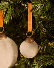 Load image into Gallery viewer, Talve set of 4 Christmas baubles made of white recycled glass, Ø 6 cm - image 2