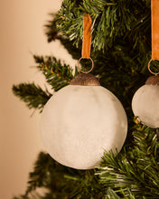 Load image into Gallery viewer, Talve set of 2 Christmas baubles made of white recycled glass, Ø 10 cm - image 2
