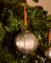 Load image into Gallery viewer, Blama set of 2 Christmas baubles made of silver recycled glass, Ø 10 cm - image 2