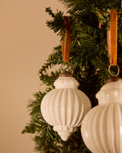 Load image into Gallery viewer, Irlo set of 2 Christmas baubles made of white recycled glass, Ø 10 cm - image 2