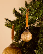 Load image into Gallery viewer, Elur set of 4 small Christmas baubles made of gold recycled glass, Ø 6 cm - image 2