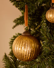 Load image into Gallery viewer, Elur Christmas bauble made of gold recycled glass, Ø 15 cm - image 2