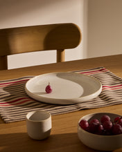 Load image into Gallery viewer, Uilo white ceramic plate - image 4