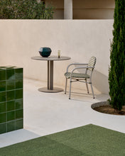 Load image into Gallery viewer, Sedalis round outdoor table in steel with taupe aluminium top Ø80cm - image 2