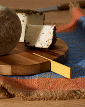 Load image into Gallery viewer, Zairin serving board in FSC 100% acacia wood and yellow metal - image 3