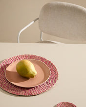 Load image into Gallery viewer, Rivela set of 2 red seagrass placemats Ø38cm - image 2