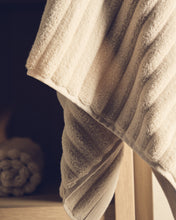 Load image into Gallery viewer, Navira 100% cotton light green bath towel 70 x 140cm - image 6