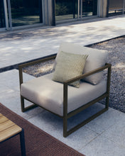 Load image into Gallery viewer, Comova 100% outdoor armchair in light grey and green aluminium - image 5