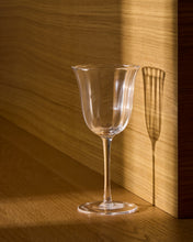 Load image into Gallery viewer, Neia clear wine glass, 26 cl - image 3