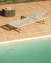 Load image into Gallery viewer, Dandara sun lounger in steel, ecru rope and legs in solid FSC 100% acacia wood - image 3