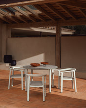 Load image into Gallery viewer, Erice round table in aluminium and ecru tempered glass Ø120 cm - image 2