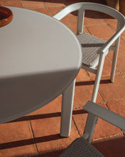 Load image into Gallery viewer, Erice round table in aluminium and ecru tempered glass Ø120 cm - image 3
