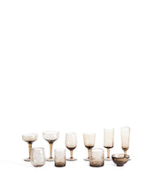 Load image into Gallery viewer, Vinea wine glass made of brown recycled glass - image 2