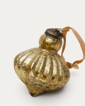 Load image into Gallery viewer, Raj set of 4 hanging ornaments made of gold recycled glass, 8 cm - image 3