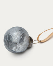 Load image into Gallery viewer, Blama set of 4 Christmas baubles made of silver recycled glass, Ø 6 cm - image 3