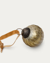 Load image into Gallery viewer, Elur set of 4 small Christmas baubles made of gold recycled glass, Ø 6 cm - image 3