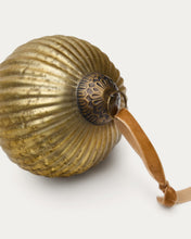Load image into Gallery viewer, Elur set of 2 medium-sized Christmas baubles made of gold recycled glass, Ø 10 cm - image 3
