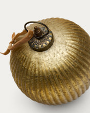 Load image into Gallery viewer, Elur Christmas bauble made of gold recycled glass, Ø 15 cm - image 3