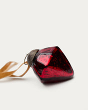 Load image into Gallery viewer, Argin set of 4 hanging ornaments made of red recycled glass, 6 cm - image 3