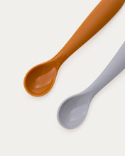 Load image into Gallery viewer, Lili set of two spoons in orange and blue silicone - image 6