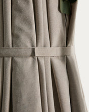 Load image into Gallery viewer, Noli beige cantilever parasol with green aluminium structure 300 x 420cm - image 17
