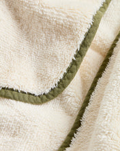 Load image into Gallery viewer, Sedora 100% cotton towel with green contrast detail 30 x 50cm - image 4