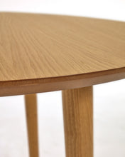 Load image into Gallery viewer, Oqui extendable oval table with an oak veneer and solid wood legs, Ø 140 (220) x 90 cm - image 10